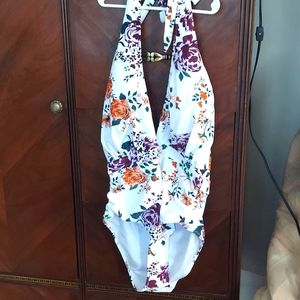 CUPSHE WHITE FLORAL ONE PIECE